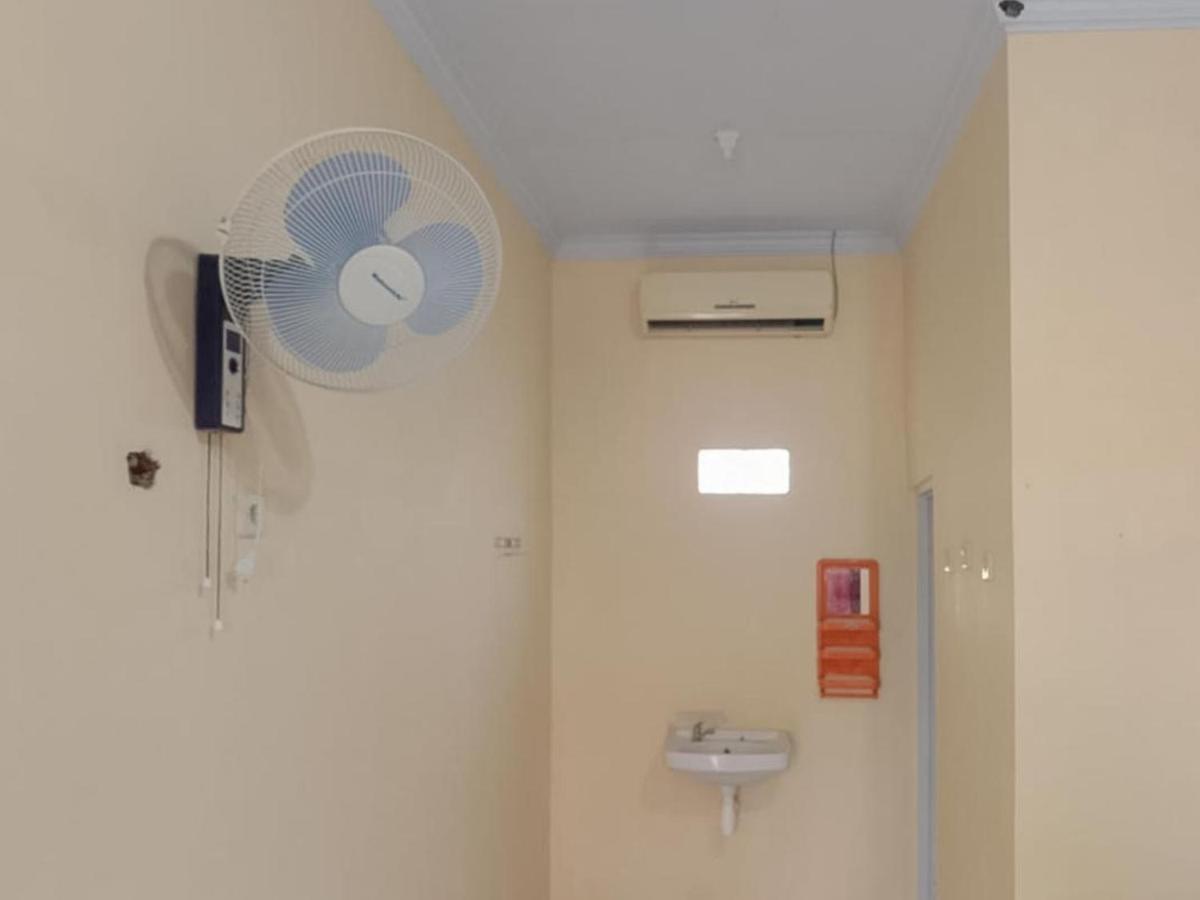 Zulfina Homestay Syariah Mitra Reddoorz Banyuwangi (East Java) Exterior foto