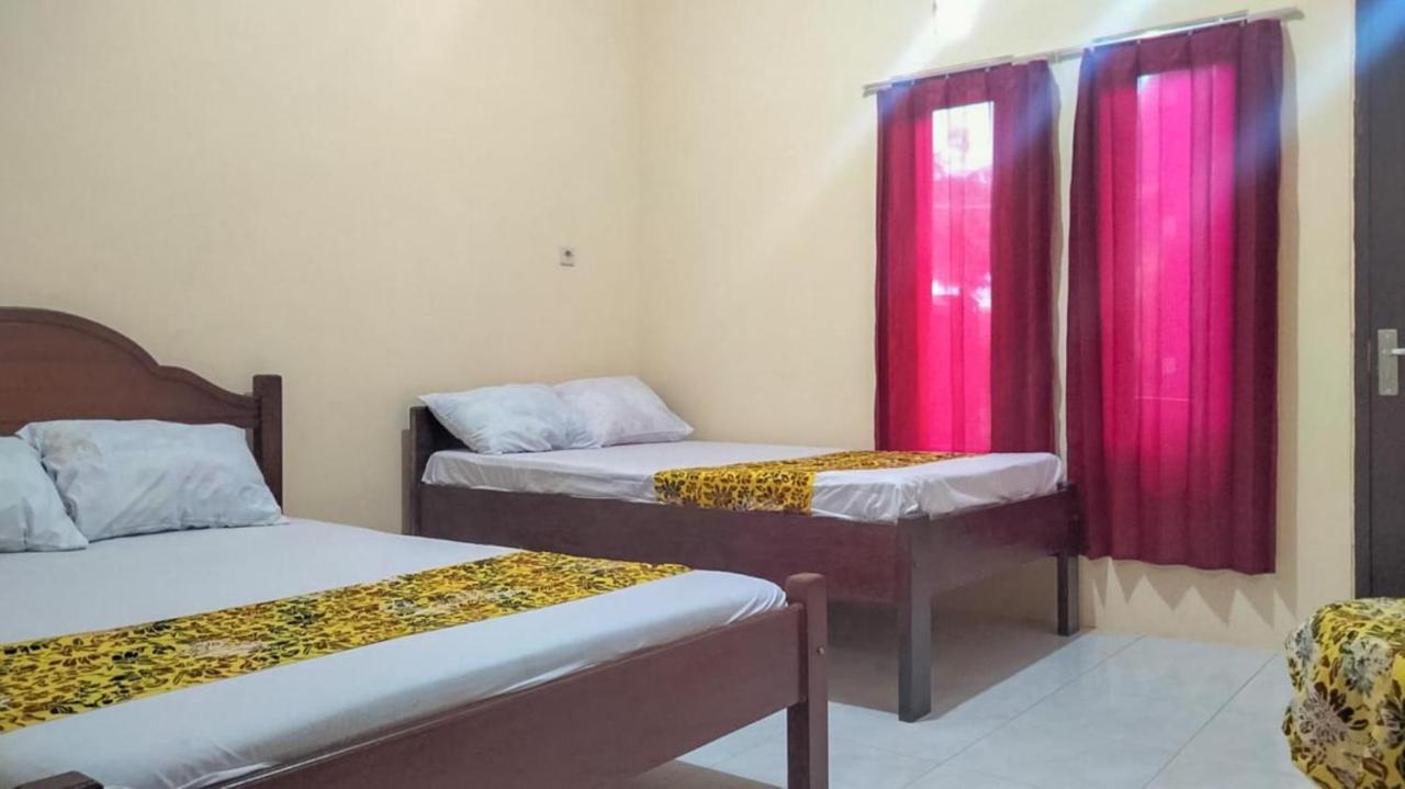 Zulfina Homestay Syariah Mitra Reddoorz Banyuwangi (East Java) Exterior foto