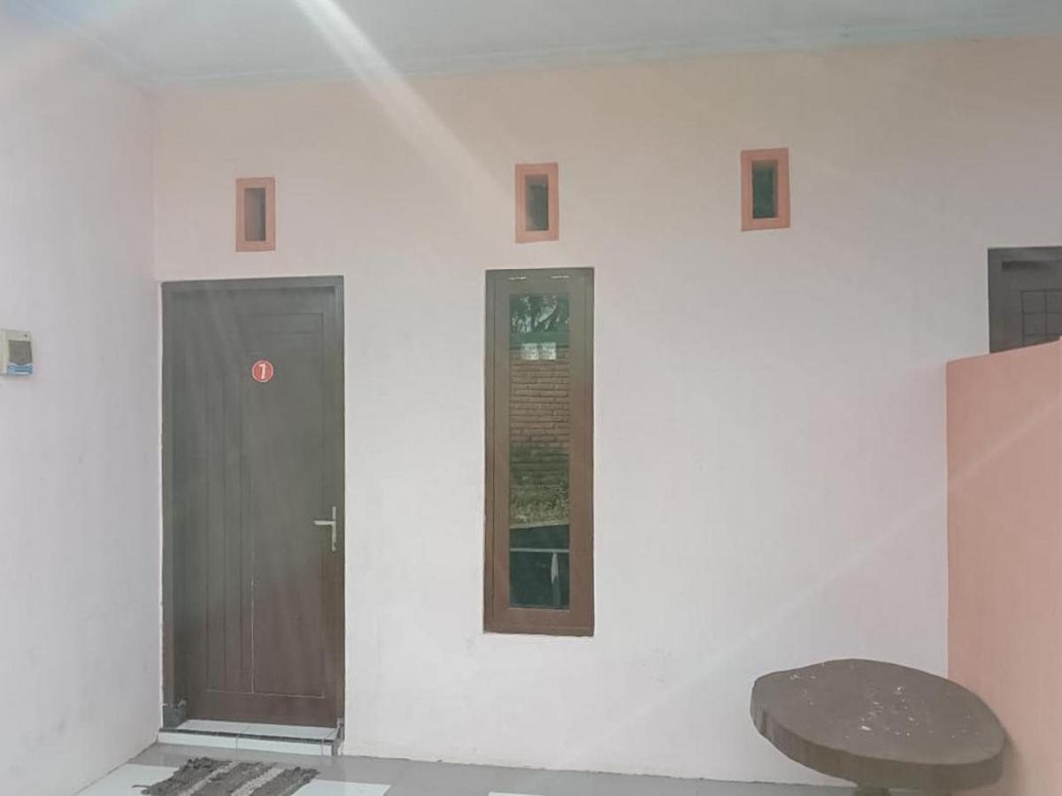Zulfina Homestay Syariah Mitra Reddoorz Banyuwangi (East Java) Exterior foto