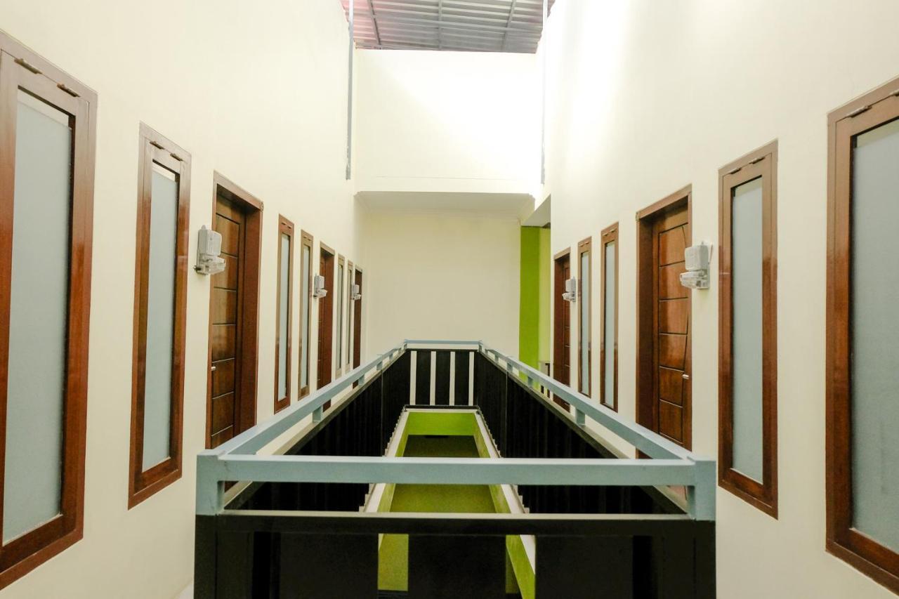 Zulfina Homestay Syariah Mitra Reddoorz Banyuwangi (East Java) Exterior foto